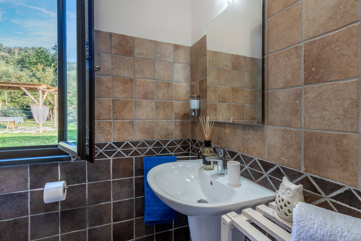 bathroom - window with garden view